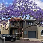 Converted Garage On Foss - King Bed