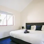 Cozy 2 Bedroom Apartment Chippendale II
