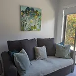2 Bedroom Apartment With Garden Views In Sydney