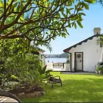 Sydney Harbourfront Boathouse And Studio Escape
