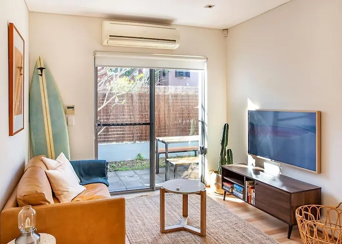 Sunny Terrace In The Heart Of Bondi Beach
