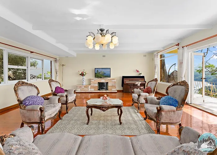 Spacious 4-Bed Home Water Views In Castle Cove