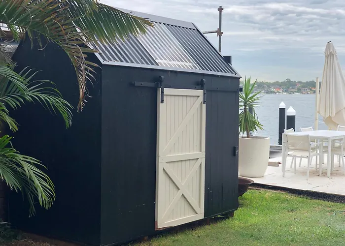 Sydney Harbourfront Boathouse And Studio Escape