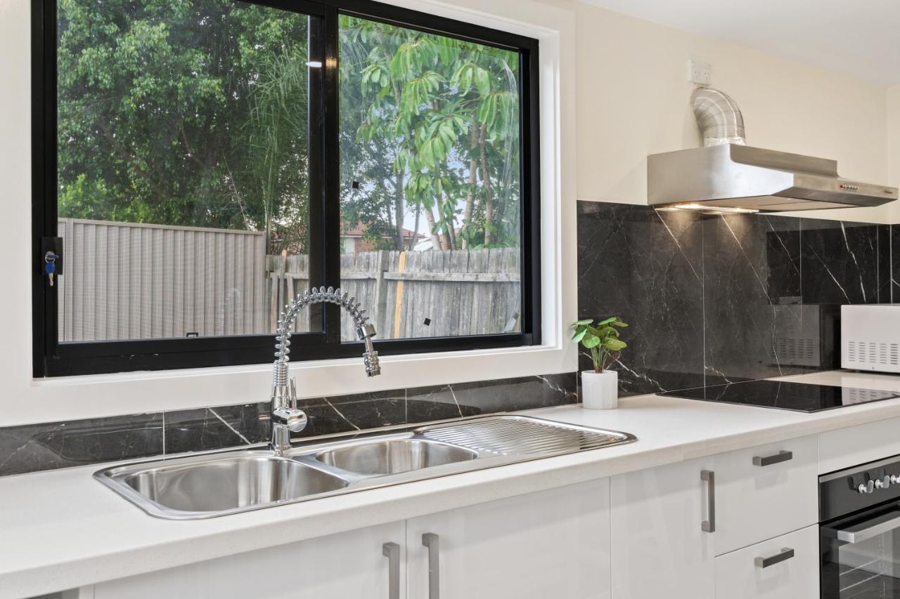 New 1-bedroom House With Free Parking Casa de férias
