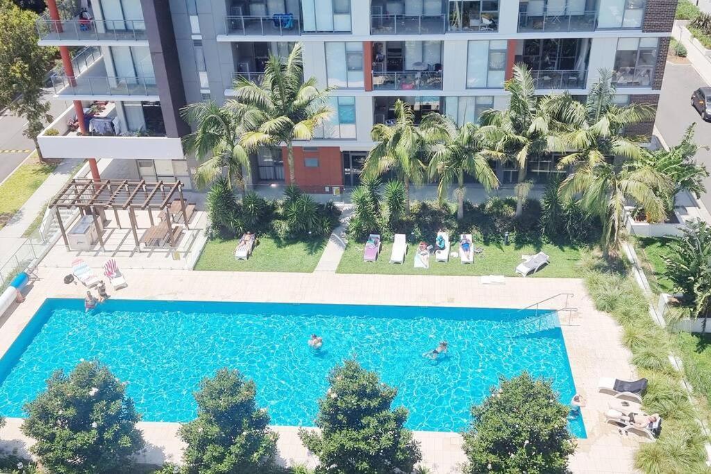 Pool View Of Marquarie Park Paradise Apartment Sydney