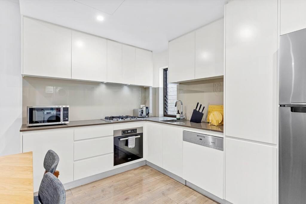 Centre Of Newtown 2 Bed * Sydney