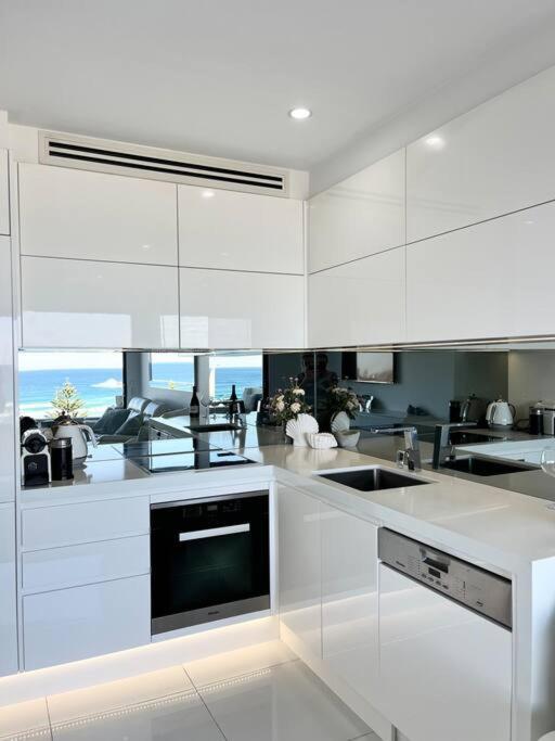 Bondi Waves Beachfront *