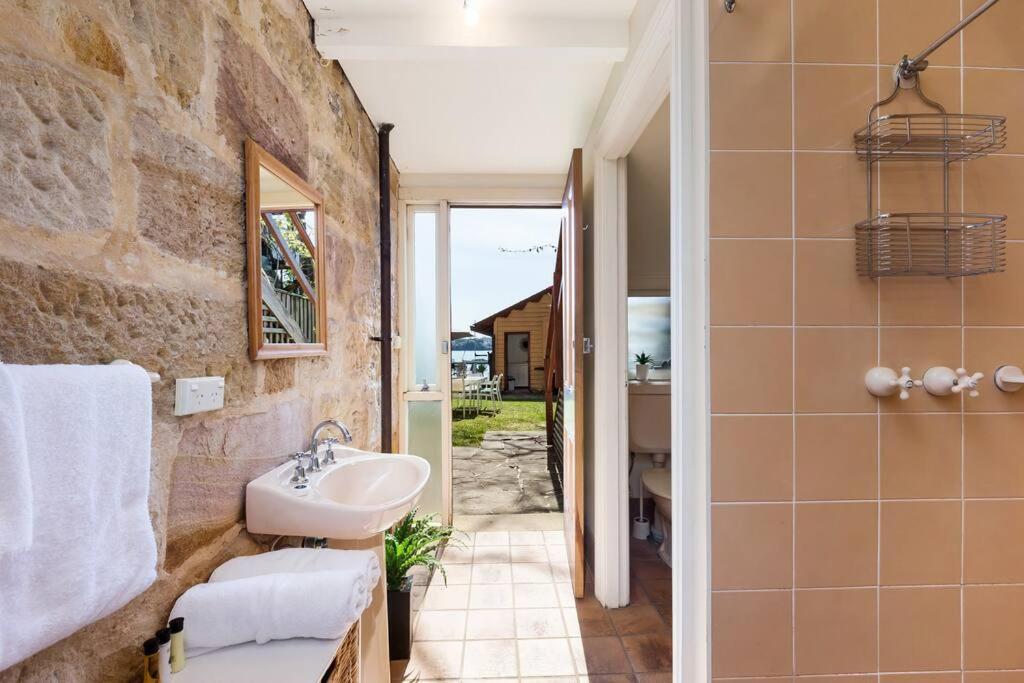 Apartment Harbourfront Boathouse And Escape Sydney