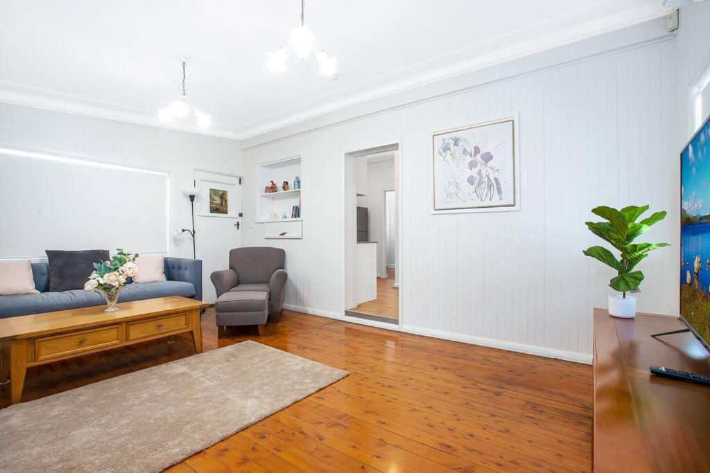 Comfy Family @ Kingsgrove Sleeps 7 With 2 Bathrooms & Parking *