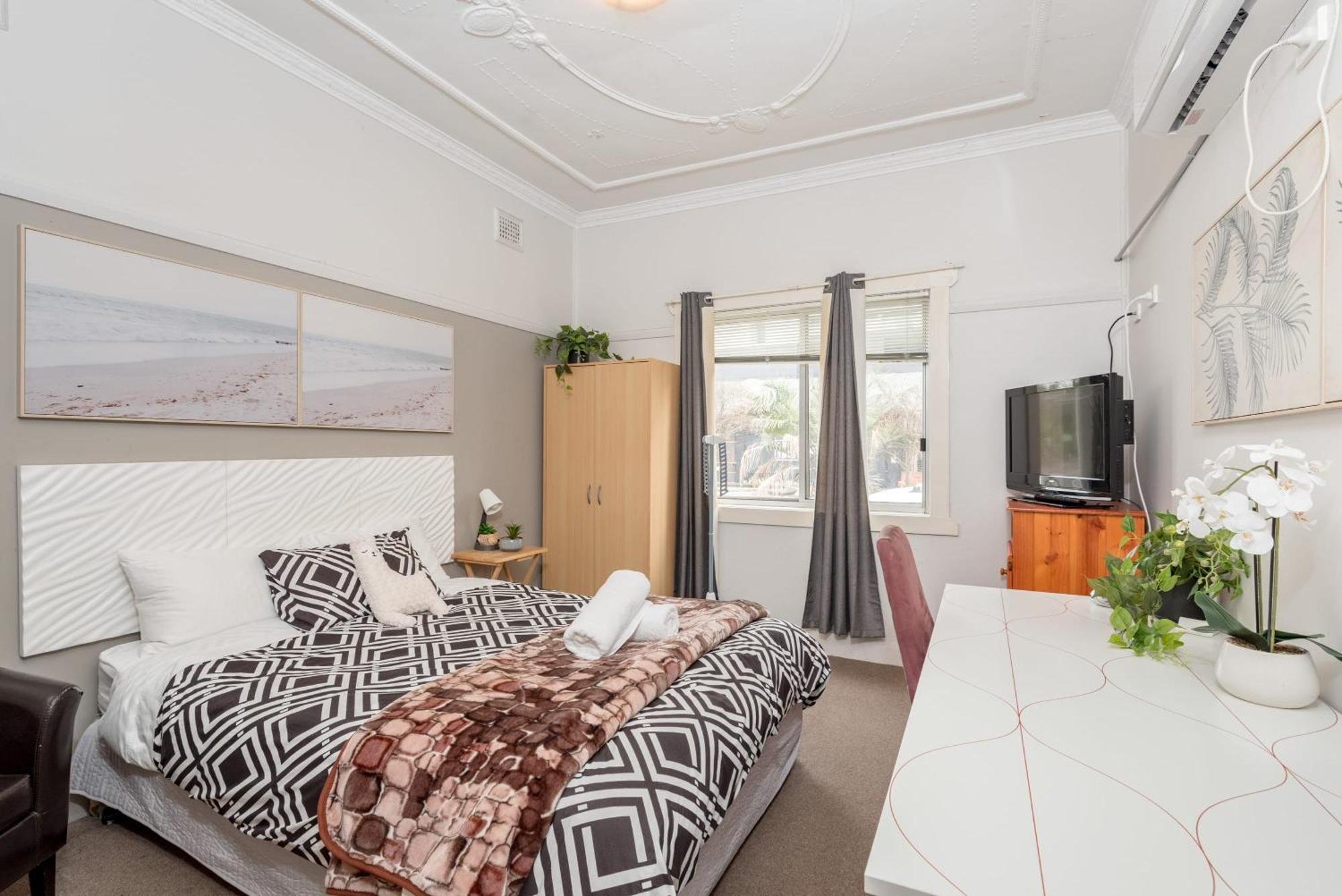 Private Ensuite Queen Near Airport Holiday home *