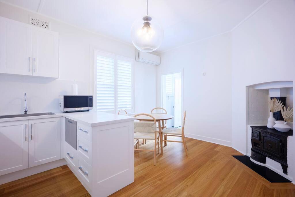Apartment Waterfront - Designer Curated @ The Rocks Sydney