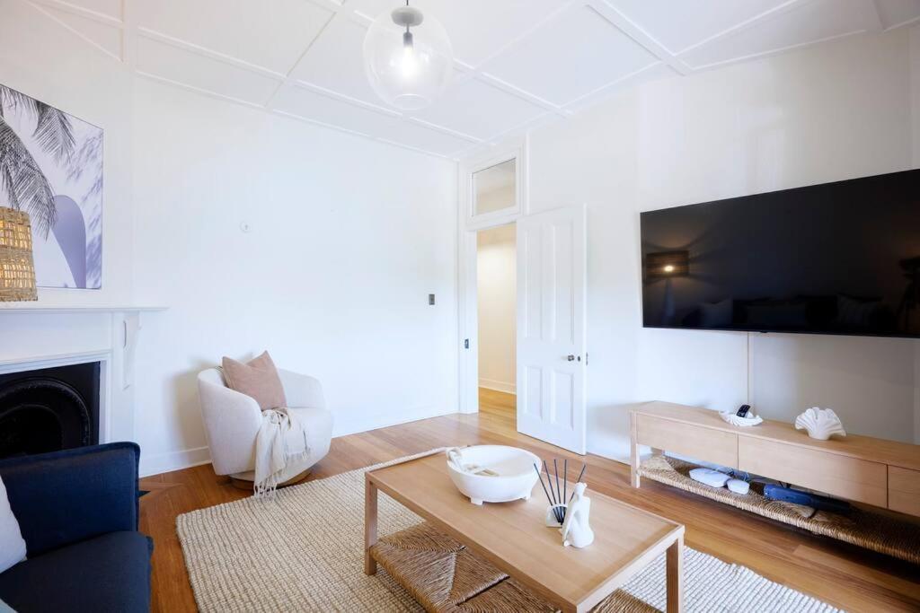 Waterfront - Designer Curated @ The Rocks Apartment Sydney