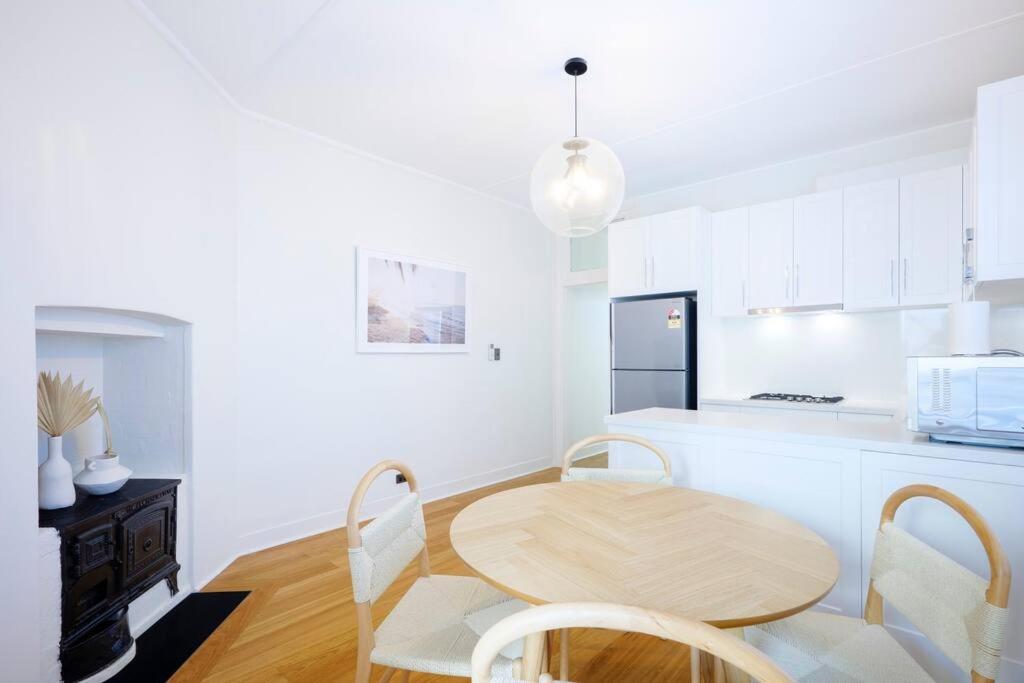 Waterfront - Designer Curated @ The Rocks Apartment