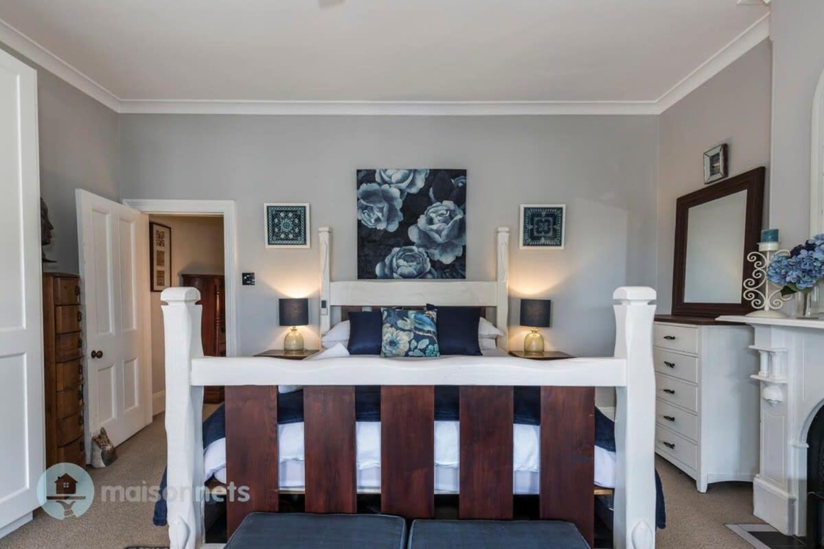 3 Bedroom House With Large Courtyard & City Views Holiday home *