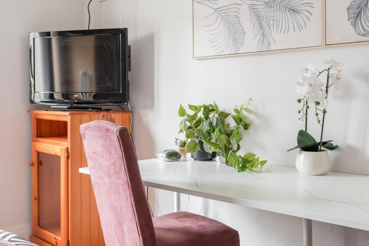 Private Ensuite Queen Near Airport Holiday home *