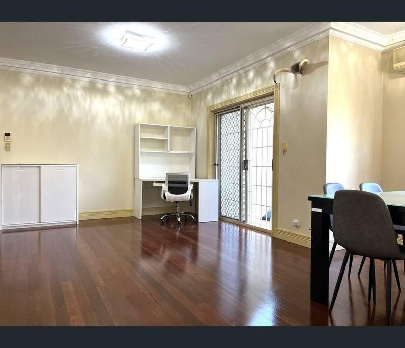 Cozy 4-bedroom Family House In Central Chatswood Villa *