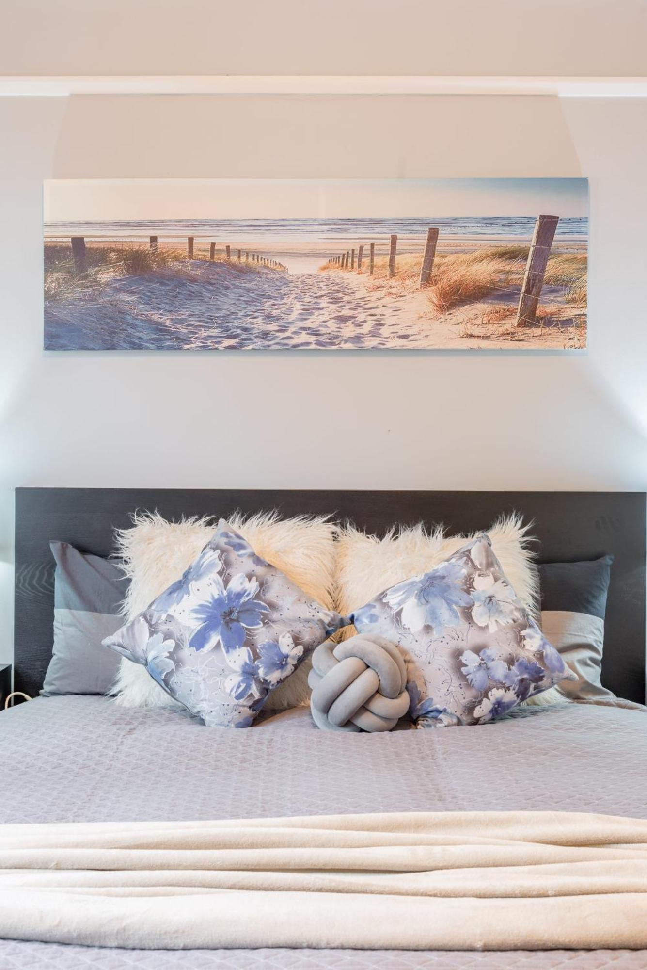 Holiday home 1 Private Queen In Carramar 1 Minute Walk To Station Sydney