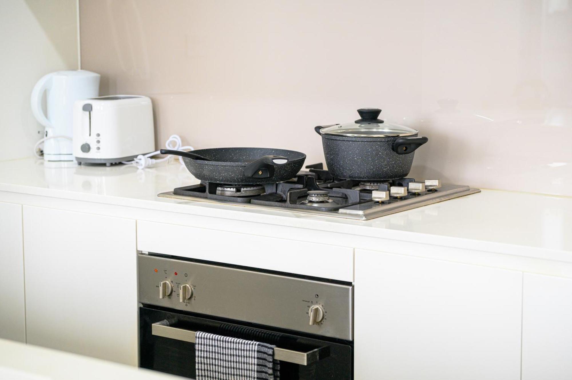 Apartment Canterbury Fashion 2br Steps To Train & Woolworths *