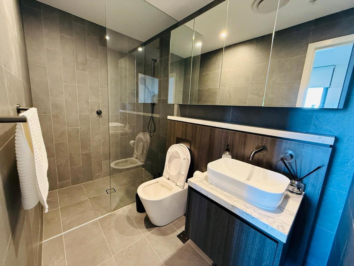 New Olympic Park 3beds -parking, Pool, Gym Apartment *