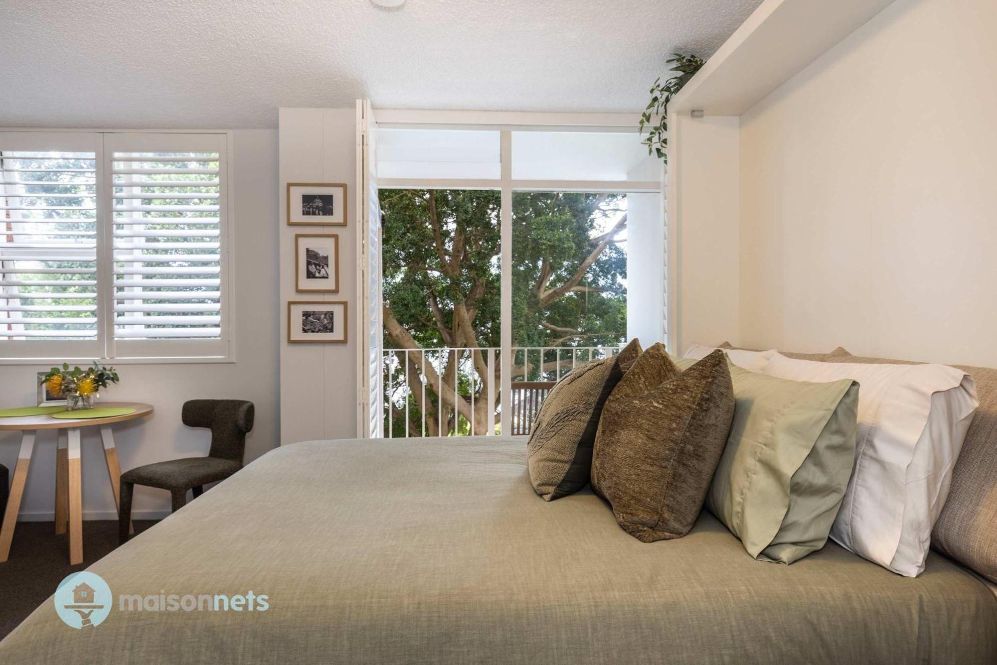 Absolute Waterfront Elizabeth Bay Views & Pool Apartment *