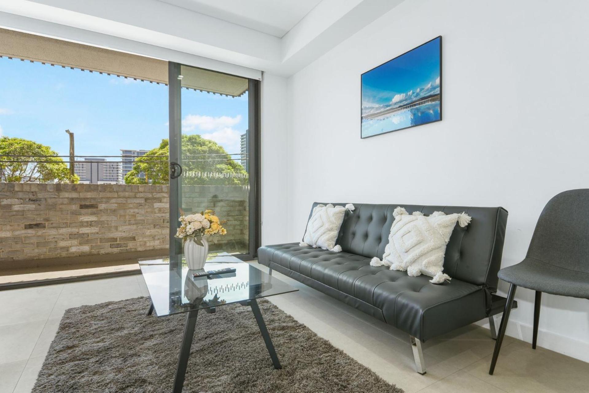 Walk To Shops, Cafes & Transport! 1bed Comfort Apartment Sydney