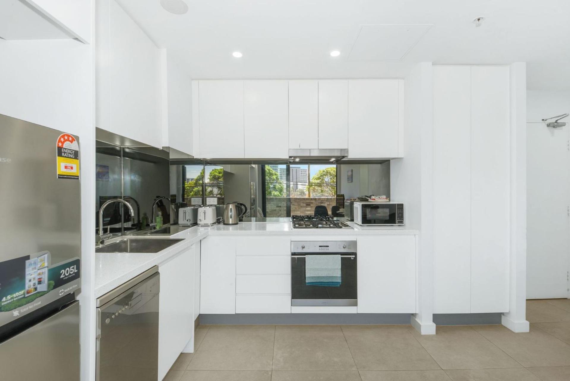Walk To Shops, Cafes & Transport! 1bed Comfort Apartment *