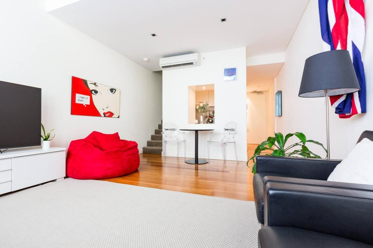 Oversized Designer Warehouse In Surry Hills Apartment *