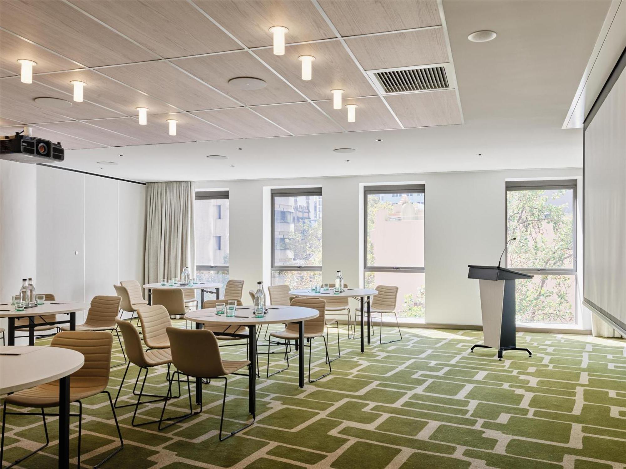 Adina Town Hall 4* Sydney