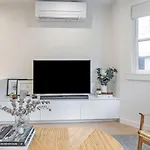 Modern Double Bay Apartment // 2 Min Walk To Beach