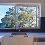 Sun-Drenched 1 Bed Studio Apartment In Newtown