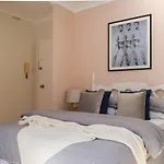 Sun-Drenched 1 Bed Studio Apartment In Newtown