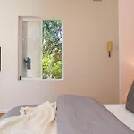 Sun-Drenched 1 Bed Studio Apartment In Newtown