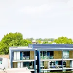 Crows Nest - Executive Penthouse - 3 Bedroom- 5Km To City