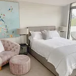 Crows Nest - Executive Penthouse - 3 Bedroom- 5Km To City