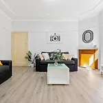 Burwood Lovely 2-Bedroom Unit With Free Parking