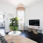 Beautiful 2Br Top Floor Bondi Beach Walk To Beach