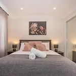Luxury Retreat Home - 4Bed House W/Parking - Mins From Cbd