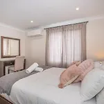 Luxury Retreat Home - 4Bed House W/Parking - Mins From Cbd