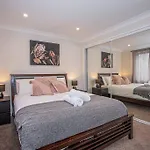 Luxury Retreat Home - 4Bed House W/Parking - Mins From Cbd