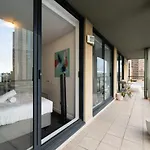 City Skyline Views Cbd Apartment
