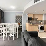 City Skyline Views Cbd Apartment