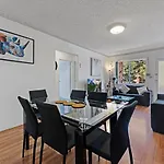 Kozyguru / Westmead / 2 Bed Unit + Free Parking / Walk To Westmead Hospital / Nwe022