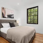Ultimo L Renovated 2 Bedroom House With Rooftop Balcony