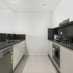 Spacious 2 Beds Apt Near Airport