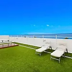 The Norfolk - A Bright Beachside Hideaway With Pool