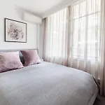 Harbourside Style, 2 Bed, A/C, Pool -Elizabeth Bay