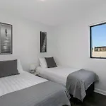 Will1 - Stylish 2-Bed 2-Bath Oasis In Crows Nest Village