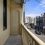 Newtown Nest - Chic Terrace Living Off King Street