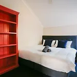 Cozy 2 Bedroom Apartment Chippendale II