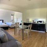 Private Studio House Unit In Dundas Valley